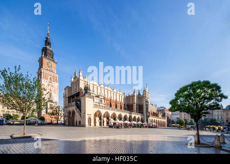 Place du marché (Rynek) à Cracovie en Pologne avec les tabliers de la Renaissance' Hall (Sukiennice), et tour de ville médiévale. La plus grande cité médiévale marke Banque D'Images