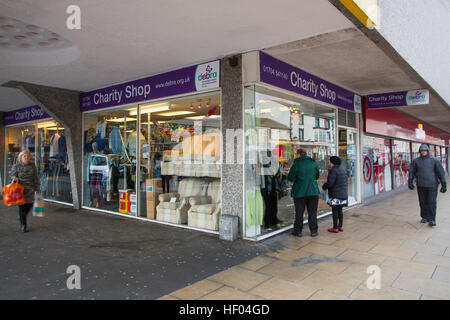 Debra Southport, Merseyside, Royaume-Uni. 24 Décembre, 2016. Boxing Day avant les ventes. Les acheteurs de dernière minute profitent de réductions jusqu'à 50 % sur certains produits. Credit : MediaWorldImages/Alamy Live News Banque D'Images