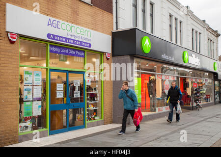 Southport, Merseyside, Royaume-Uni. 24 Décembre, 2016. Les Millets Boxing Day avant les ventes. Magasins de la ville sont maintenant l'affichage de signes de vente provisoire et un plan de fermeture précoce alors qu'ils se préparent à une aubaine dans les prochaines 48 heures. Les acheteurs de dernière minute profitent de réductions jusqu'à 50 % sur certains produits. Credit : MediaWorldImages/Alamy Live News Banque D'Images