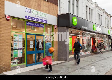 Southport, Merseyside, Royaume-Uni. 24 Décembre, 2016. Les Millets Boxing Day avant les ventes. Magasins de la ville sont maintenant l'affichage de signes de vente provisoire et un plan de fermeture précoce alors qu'ils se préparent à une aubaine dans les prochaines 48 heures. Les acheteurs de dernière minute profitent de réductions jusqu'à 50 % sur certains produits. Credit : MediaWorldImages/Alamy Live News Banque D'Images