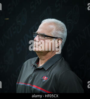 En Floride, aux États-Unis. Le 24 décembre, 2016. LOREN ELLIOTT | fois .Tampa Bay Buccaneers coordonnateur défensif Mike Smith est vu avant un match de football entre les NFL Tampa Bay Buccaneers et New Orleans Saints à la Mercedes-Benz Superdome à La Nouvelle-Orléans (Louisiane) © Loren Elliott/Tampa Bay Times/ZUMA/Alamy Fil Live News Banque D'Images