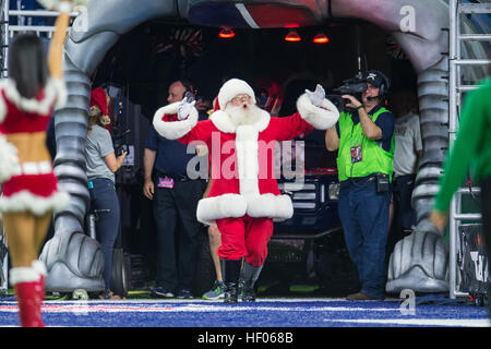 Houston, Texas, USA. Le 24 décembre, 2016. Le Père Noël entre dans le champ que le capitaine honoraire avant un match de la NFL entre les Texans de Houston et les Bengals de Cincinnati à NRG Stadium à Houston, TX, le 24 décembre 2016. © Trask Smith/ZUMA/Alamy Fil Live News Banque D'Images