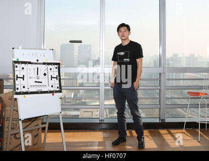 (161225) -- BEIJING, 25 décembre 2016 (Xinhua) -- Wang Mengqiu, patron de zéro zéro Robotics Co., Ltd, montre son navire-amiral caméra caméra stationnaire, au siège de la société, à Beijing, capitale de la Chine, le 7 décembre 2016. Wang Mengqiu, docteur de l'Université de Stanford et ancien technicien informatique Facebook et Twitter, a lancé sa propre entreprise en Chine en 2014. Après deux ans d'efforts, Wang et son équipe ont lancé, une petite caméra Hover-size et portable caméra insérée par l'intelligence artificielle. Wang espère faire quelque chose qui est capable de donner un nouveau visage au monde. (Xinhua/Cheng Ti Banque D'Images