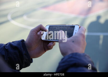(161225) -- BEIJING, 25 décembre 2016 (Xinhua) -- Wang Mengqiu, patron de zéro zéro Robotics Co., Ltd, contrôle son navire-amiral caméra caméra stationnaire, sur le campus de l'Université des Postes et des télécommunications de Beijing, à Beijing, capitale de la Chine, le 14 décembre 2016. Wang Mengqiu, docteur de l'Université de Stanford et ancien technicien informatique Facebook et Twitter, a lancé sa propre entreprise en Chine en 2014. Après deux ans d'efforts, Wang et son équipe ont lancé, une petite caméra Hover-size et portable caméra insérée par l'intelligence artificielle. Wang espère faire quelque chose qui n'est en mesure de donner Banque D'Images