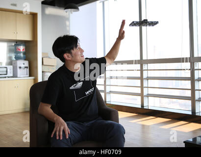 (161225) -- BEIJING, 25 décembre 2016 (Xinhua) -- Wang Mengqiu, patron de zéro zéro Robotics Co., Ltd, montre son navire-amiral caméra caméra stationnaire, au siège de la société, à Beijing, capitale de la Chine, le 7 décembre 2016. Wang Mengqiu, docteur de l'Université de Stanford et ancien technicien informatique Facebook et Twitter, a lancé sa propre entreprise en Chine en 2014. Après deux ans d'efforts, Wang et son équipe ont lancé, une petite caméra Hover-size et portable caméra insérée par l'intelligence artificielle. Wang espère faire quelque chose qui est capable de donner un nouveau visage au monde. (Xinhua/Cheng Tin Banque D'Images