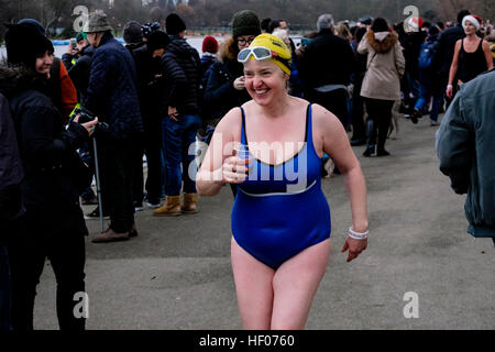 Les membres du Club de natation de la Serpentine après avoir participé à la Journée annuelle de Noël nager, Hyde Park, London Banque D'Images