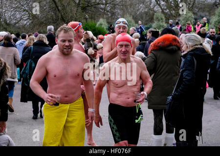 Les membres du Club de natation de la Serpentine après avoir participé à la Journée annuelle de Noël nager, Hyde Park, London Banque D'Images