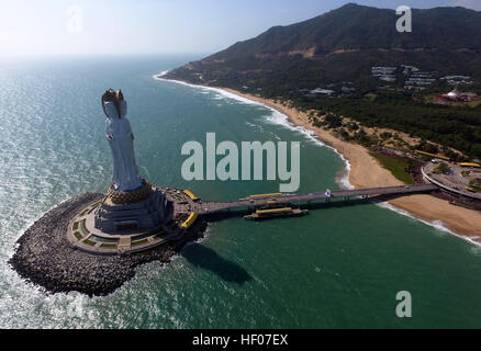 Sanya. Dec 25, 2016. Photo aérienne prise le 25 décembre 2016 montre les 108 mètres de haut le bouddhisme statue d'Avalokitesvara, bodhisattva Guanyin ou, à Nanshan resort de Sanya, Chine du sud de la province de Hainan. Environ 15 000 touristes ont visité la statue tous les jours depuis le 1er décembre. © Yang Guanyu/Xinhua/Alamy Live News Banque D'Images