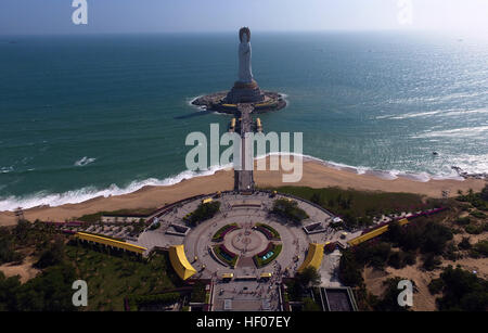 Sanya. Dec 25, 2016. Photo aérienne prise le 25 décembre 2016 montre les 108 mètres de haut le bouddhisme statue d'Avalokitesvara, bodhisattva Guanyin ou, à Nanshan resort de Sanya, Chine du sud de la province de Hainan. Environ 15 000 touristes ont visité la statue tous les jours depuis le 1er décembre. © Yang Guanyu/Xinhua/Alamy Live News Banque D'Images