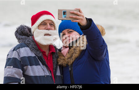 Bournemouth, Dorset, Royaume-Uni. 25 décembre 2016. Jour de Noël 25 décembre 2016. Trempette de Noël blanche à Boscombe, Bournemouth, Dorset, Royaume-Uni. Les courageux volontaires plongent dans la mer froide et agitée pour nager, pour la 9e année de l'association caritative nageant le matin de Noël, vêtus de costumes habillés de fantaisie et amassant de l'argent pour Macmillan Caring local à Christchurch, une unité de soins palliatifs spécialisée pour les patients dans la communauté locale. Des centaines prennent part à l'événement qui est devenu une tradition populaire pour beaucoup avant leur déjeuner. © Carolyn Jenkins/Alamy Live News Banque D'Images