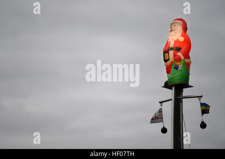 Francfort, Allemagne. Dec 25, 2016. Un père noël figure illumine le ciel gris assise sur un mât d'un bateau d'excursion à Francfort, Allemagne, 25 décembre 2016. Photo : Arne Dedert/dpa/Alamy Live News Banque D'Images