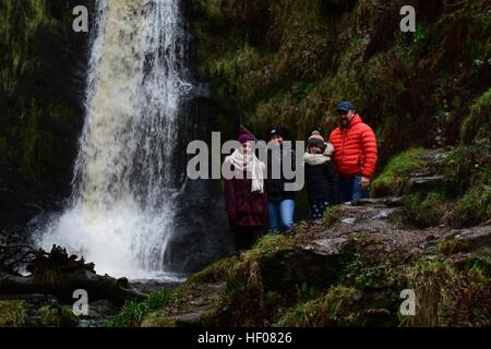 Rhaeadr Pistyll. Powys Pays de Galles Royaume-uni le jour de Noël. 25 décembre 2016 sur une remarquable douceur jour de Noël avec des températures allant jusqu'à 13 degrés, les familles bénéficient d'un déjeuner à pied à Pistyll Rhaeadr cascades dans l'est de Bala dans le nord du Pays de Galles. Les cascades sont 74m (240ft) de haut, le plus élevé en Angleterre et au Pays de Galles. Photo © Keith Morris / Alamy Live News Banque D'Images