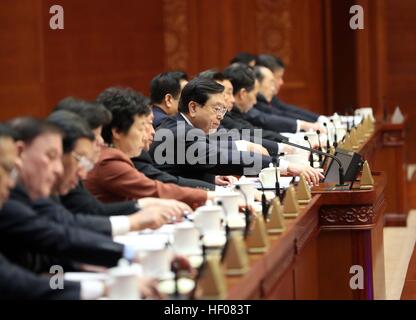 Beijing, Chine. Dec 25, 2016. Zhang Dejiang, président du Comité permanent de l'Assemblée populaire nationale (APN), les votes de la séance de clôture de la 25e session du Comité permanent de la 12e Assemblée populaire nationale à Beijing, capitale de la Chine, 25 décembre 2016. © Liu Weibing/Xinhua/Alamy Live News Banque D'Images