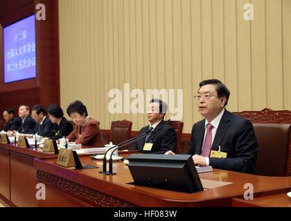 Beijing, Chine. Dec 25, 2016. Zhang Dejiang (1e R), président du Comité permanent de l'Assemblée populaire nationale (APN), prend la parole à la séance de clôture de la 25e session du Comité permanent de la 12e Assemblée populaire nationale à Beijing, capitale de la Chine, 25 décembre 2016. © Liu Weibing/Xinhua/Alamy Live News Banque D'Images