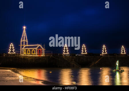 Port Mousehole, Cornwall, UK. Le 25 décembre 2016. Météo britannique. Doux avec 'mizzly fine' pluie sur south west Cornwall, pour les lumières de Noël annuelle à Port Mousehole. Crédit : Simon Maycock/Alamy Live News Banque D'Images