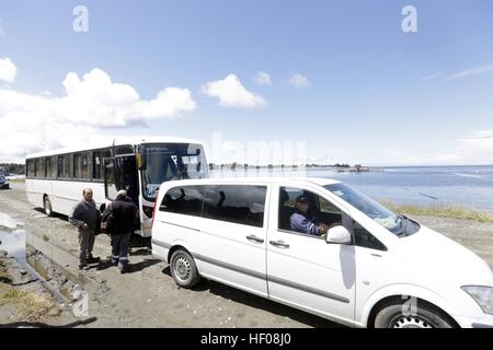 (161225) -- CALBUCO (Chili), 25 décembre 2016 (Xinhua) -- les gens évacuer après un tremblement de terre dans la ville de Calbuco, région de Los Lagos, au Chili, le 25 décembre, 2016. Un séisme de 7,6 sur l'échelle de Richter a secoué le Chili à 10 h 22 h le dimanche (heure de Beijing), selon le séisme en Chine Centre Réseaux (CENC). (Xinhua/Str) Banque D'Images