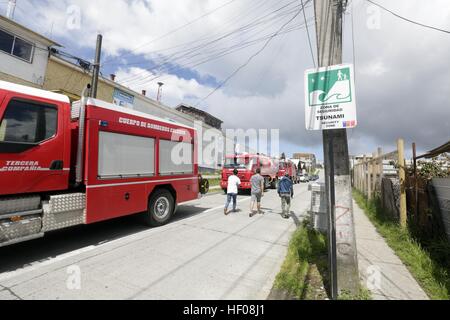 (161225) -- CALBUCO (Chili), 25 décembre 2016 (Xinhua) -- les gens évacuer après un tremblement de terre dans la ville de Calbuco, région de Los Lagos, au Chili, le 25 décembre, 2016. Un séisme de 7,6 sur l'échelle de Richter a secoué le Chili à 10 h 22 h le dimanche (heure de Beijing), selon le séisme en Chine Centre Réseaux (CENC). (Xinhua/Str) Banque D'Images