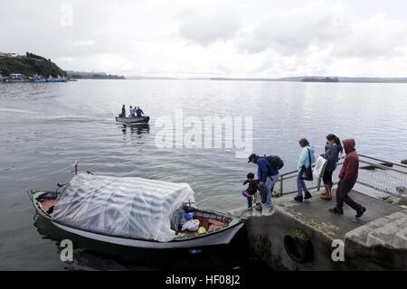 (161225) -- CALBUCO (Chili), 25 décembre 2016 (Xinhua) -- les gens évacuer après un tremblement de terre dans la ville de Calbuco, région de Los Lagos, au Chili, le 25 décembre, 2016. Un séisme de 7,6 sur l'échelle de Richter a secoué le Chili à 10 h 22 h le dimanche (heure de Beijing), selon le séisme en Chine Centre Réseaux (CENC). (Xinhua/Str) Banque D'Images