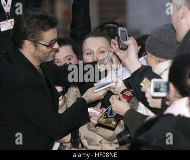 Berlin, Allemagne. 16 Février, 2005. 25 Décembre 2016 - Georgios Kyriacos Panayiotou connu professionnellement comme George Michael meurt à l'âge de 53 ans. Il était un chanteur, auteur-compositeur et producteur de disques, qui a connu la gloire en tant que membre du duo Wham !. Il était plus connu dans les années 1980 et 1990 avec son style de post-disco dance-pop. Michael a vendu plus de 80 millions de disques à travers le monde. 1987 son premier album solo, foi, vendu plus de 20 millions d'exemplaires dans le monde entier. En 2008, le magazine Billboard classé Michael le 40e plus grand succès artiste sur le Billboard Hot 100 Haut de tous les temps liste des artistes. F Banque D'Images