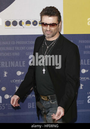 Berlin, Allemagne. 16 Février, 2005. 25 Décembre 2016 - Georgios Kyriacos Panayiotou connu professionnellement comme George Michael meurt à l'âge de 53 ans. Il était un chanteur, auteur-compositeur et producteur de disques, qui a connu la gloire en tant que membre du duo Wham !. Il était plus connu dans les années 1980 et 1990 avec son style de post-disco dance-pop. Michael a vendu plus de 80 millions de disques à travers le monde. 1987 son premier album solo, foi, vendu plus de 20 millions d'exemplaires dans le monde entier. En 2008, le magazine Billboard classé Michael le 40e plus grand succès artiste sur le Billboard Hot 100 Haut de tous les temps liste des artistes. F Banque D'Images