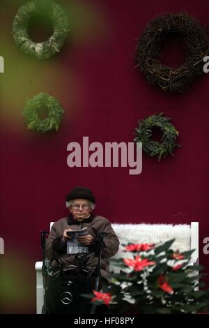 Francfort, Allemagne. Dec 25, 2016. Une femme visite l'exposition de Noël au Palm Garden à Francfort, Allemagne, le 25 décembre, 2016. © Luo Huanhuan/Xinhua/Alamy Live News Banque D'Images