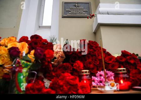 Moscou, Russie. 25 Décembre, 2016. Fleurs à l'Alexandrov Hall, une salle de répétition de l'Ensemble Alexandrov, à la mémoire des victimes d'un accident d'avion du ministère russe de la Défense. Un avion Tupolev Tu-154 du ministère russe de la défense avec 92 personnes à bord s'est écrasé dans la mer Noire près de la ville de Sotchi le 25 décembre 2016. L'avion transportait des membres de l'Ensemble Alexandrov, des militaires russes et des journalistes à la base aérienne de Hmeymim en Syrie. Des fragments de l'avion ont été trouvés à environ 1,5 km de littoral Sotchi. © Victor Vytolskiy/Alamy Live News Banque D'Images