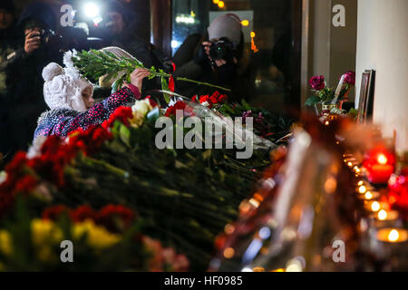 Moscou, Russie. 25 Décembre, 2016. Les gens déposent des fleurs à l'Alexandrov Hall, une salle de répétition de l'Ensemble Alexandrov, qu'ils rendent hommage aux victimes d'un accident d'avion du ministère russe de la Défense. Un avion Tupolev Tu-154 du ministère russe de la défense avec 92 personnes à bord s'est écrasé dans la mer Noire près de la ville de Sotchi le 25 décembre 2016. L'avion transportait des membres de l'Ensemble Alexandrov, des militaires russes et des journalistes à la base aérienne de Hmeymim en Syrie. Des fragments de l'avion ont été trouvés à environ 1,5 km de littoral Sotchi. © Victor Vytolskiy/Alamy Live News Banque D'Images