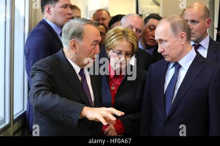 Saint-pétersbourg, Russie. 25 Décembre, 2016. Le président kazakh Nursultan Nazarbayev, gauche, parle avec le président russe Vladimir Poutine au cours d'une visite des laboratoires de l'usine pharmaceutique de BIOCAD le jour de Noël 25 décembre 2016 à Saint-Pétersbourg, en Russie. Credit : Planetpix/Alamy Live News Banque D'Images