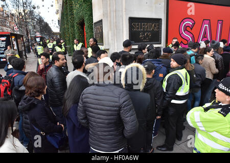 Oxford Street, Londres, Royaume-Uni. 26 décembre 2016. Le lendemain les ventes commencent sur Oxford Street, au centre de Londres. Banque D'Images