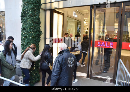 Oxford Street, Londres, Royaume-Uni. 26 décembre 2016. Le lendemain les ventes commencent sur Oxford Street, au centre de Londres. Banque D'Images