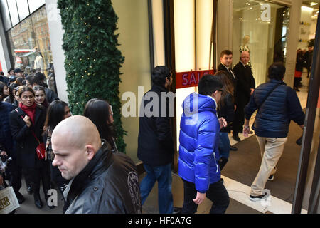 Oxford Street, Londres, Royaume-Uni. 26 décembre 2016. Le lendemain les ventes commencent sur Oxford Street, au centre de Londres. Banque D'Images