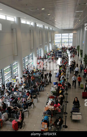 Pasay City, Philippines. 12Th sep 2016. Les passagers en détresse reste à l'intérieur de l'aéroport international Ninoy Aquino International Airport Terminal 3 près de Pasay City, Philippines, 26 Décembre, 2016. Typhon Nock-Ten est battues provinces au sud de Manille, faisant au moins trois morts, de la police et des responsables locaux, a déclaré lundi. © Rouelle Umali/Xinhua/Alamy Live News Banque D'Images