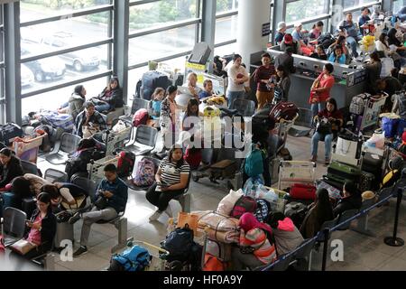 Pasay City, Philippines. 12Th sep 2016. Les passagers en détresse reste à l'intérieur de l'aéroport international Ninoy Aquino International Airport Terminal 3 près de Pasay City, Philippines, 26 Décembre, 2016. Typhon Nock-Ten est battues provinces au sud de Manille, faisant au moins trois morts, de la police et des responsables locaux, a déclaré lundi. © Rouelle Umali/Xinhua/Alamy Live News Banque D'Images