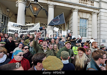 Lewes Sussex, UK. 12Th sep 2016. Des manifestants anti chasse parmi les foules qui s'voir la Southdown Geauga Lake'S Wildwater Kingdom Foxhounds et prendre part à leurs savoirs traditionnels Boxing Day hunt à Lewes aujourd'hui © Simon Dack/Alamy Live News Banque D'Images