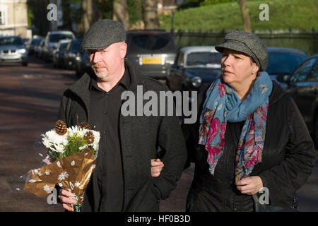 Londres, Royaume-Uni. 26 Décembre, 2016.Un ventilateur avec des fleurs à la mémoire de George Michael à l'extérieur de sa maison de Londres, le bosquet, Highgate, au nord de Londres. La superstar pop est décédé à l'âge de 53 ans dans des zones suspectées d'insuffisance cardiaque. Crédit : Alex MacNaughton/Alamy Live News Banque D'Images