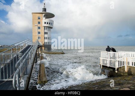 Cuxhaven, Allemagne. 12Th sep 2016. Vents de tempête dans l'eau élevée sur l'Elbe dépasse la limite de la banque à la hauteur de la tour radar dans la région de Cuxhaven, Allemagne, 26 décembre 2016. Le mauvais temps pendant les vacances de Noël a atteint son paroxysme. Photo : Ingo Wagner/dpa/Alamy Live News Banque D'Images