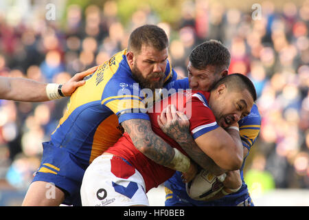 Headingley Carnegie Stadium, Leeds, UK 26 décembre 2016. Leeds Rhinos vs Wakefield Trinity Super League Saison 2017 Pré- Friendly. Adam Cuthbertson et Brett Delaney de Leeds Rhinos attaquer Tinirau Arona de Wakefield Trinity ©Stephen Gaunt/Touchlinepics.com/Alamy Live News Banque D'Images