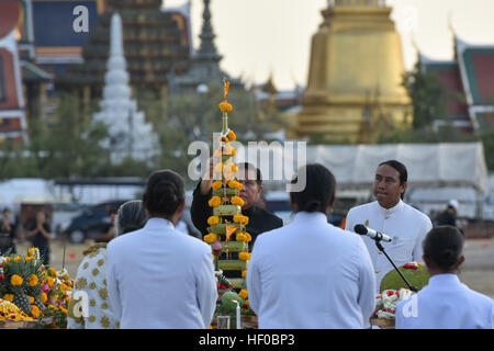 Bangkok, Thaïlande. 12Th sep 2016. Vice-Premier Ministre thaïlandais Thanasak Patimaprakorn (4e R) participe à une cérémonie de pose de la fondation pour le feu roi Bhumibol Adulyadej's crématorium à la place Sanam Luang, à Bangkok, Thaïlande, 26 Décembre, 2016. Les fondations d'un crématorium royal pour la Thaïlande est tard le roi Bhumibol Adulyadej ont été posées au cours d'une cérémonie officielle organisée lundi à Bangkok du Sanam Luang square par le gouvernement thaïlandais. © Li Mangmang/Xinhua/Alamy Live News Banque D'Images