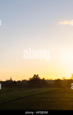 Aylesbury Vale, dans le Buckinghamshire. 26 décembre 2016. Météo britannique. Coucher de soleil sur Steeple Claydon village de l'Aylesbury Vale district de Buckinghamshire, après un doux et ensoleillé Boxing Day. Après un maximum de 11 degrés Celsius, la température devrait chuter à moins 2 degrés pendant la nuit. Banque D'Images