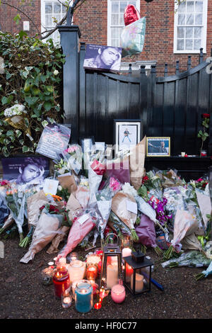 Londres, Royaume-Uni. 26 Décembre, 2016. Tributs floraux en dehors de George Michael's, Londres accueil, le bosquet, Highgate, au nord de Londres. La superstar pop est décédé à l'âge de 53 ans dans des zones suspectées d'insuffisance cardiaque. Crédit : Alex MacNaughton/Alamy Live News Banque D'Images