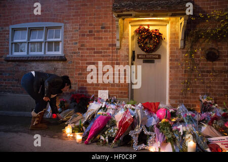 Goring, UK. 26 déc, 21016. Des fleurs, des bougies et des mots de sympathie ont été laissés en dehors de George Michael la maison à Goring. George Michael est décédé hier.© Pete Lusabia/Alamy Live News Banque D'Images
