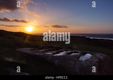 Les castrats Heysham, Lancashire, Royaume-Uni. 12Th sep 2016. Météo France : Les couchers de soleil derrière les tombes à St Patricks Heysham chapelle sur la boxe jours. Les fosses communes où l'origine l'sur il Couverture de l'album le meilleur de Black Sabbath Crédit : David Billinge/Alamy Live News Banque D'Images