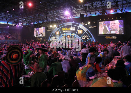 Londres, Royaume-Uni. 14Th Dec 2016. Dart fans s'amusant et à la suite de la compétition à Alexandra Palace à Londres, Royaume-Uni, 16 décembre 2016. Chaque année en décembre, le monde fléchettes Cup attire des dizaines de milliers de spectateurs aux célébrations y compris de plus en plus d'Allemands. Photo : Philip Dethlefs/dpa/Alamy Live News Banque D'Images