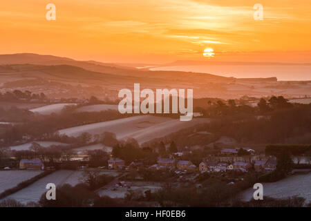 Bridport, Dorset, UK. 27 décembre 2016. Météo britannique. En vue de l'autre côté de Bridport Dorset de Quarr Hill au lever du soleil par un froid matin d'hiver glacial, à l'égard de l'Île de Portland à l'horizon. Photo : Graham Hunt/Alamy Live News Banque D'Images
