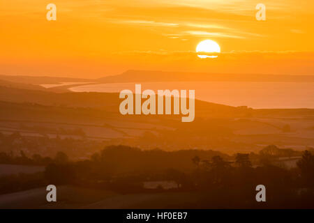 Bridport, Dorset, UK. 27 décembre 2016. Météo britannique. En vue de l'autre côté de Bridport Dorset de Quarr Hill au lever du soleil par un froid matin d'hiver glacial, à l'égard de l'Île de Portland à l'horizon. Photo : Graham Hunt/Alamy Live News Banque D'Images