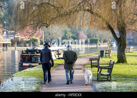 Henley-on-Thames, Royaume-Uni. Dec 27, 2016. Météo France : Le soleil de décembre a apporté les marcheurs et les rameurs, de la Tamise à Henley. © Uwe Deffner/Alamy Live News Banque D'Images