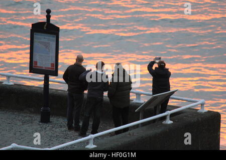 Météo Aberystwyth Wales UK 27 janvier 2016 une journée froide suivi d'un magnifique coucher de soleil sur la côte ouest du pays de Galles. De nombreux étudiants commencent à revenir après Noël à la maison avec la famille pour la nouvelle année de célébrations au pays de Galles : mike davies/Alamy Live News Banque D'Images