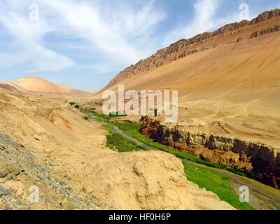 Turpan, Turpan, Chine. Dec 27, 2016. Turpan, CHINE Le 27 décembre 2006 à : (usage éditorial uniquement. Chine).Flaming Montagnes en Turpan, nord-ouest de la Chine, la Région autonome du Xinjiang Uygur, Décembre 27th, 2016. Les Montagnes de Feu, l'un des plus célèbres sites touristiques dans la région du Xinjiang, se trouvent près de l'extrême nord du bassin du désert de Taklamakan et à l'est de la ville de Turpan. Dans les temps anciens, les marchands marchands traversant la route de la soie en Asie du sud-est d'éviter les montagnes en arrêtant à oasis villes, comme Gaochang, construit sur le bord du désert au pied des montagnes de feu et à proximité d'un important Banque D'Images