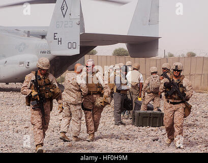 BASE d'opérations avancée, Delhi, province de Helmand, République islamique d'Afghanistan - Le Lieutenant-colonel Sean Riordan salue le général John Toolan Jr. après son arrivée pour une visite officielle ici, le 14 juin. Toolan, originaire de Brooklyn, N.Y., est le général commandant du Commandement régional sud-ouest. Riordan, originaire de Montclair, en Virginie, est le commandant de bataillon du 1er Bataillon, 3e Régiment de Marines. Toolan et le Sgt. Le major Michael Jones, sergent-major pour le Cr(SW), ont été informés par le personnel du bataillon sur les progrès réalisés et les activités en cours dans le district de Garmsir pendant leur visite. Toolan et Jones a également abordé Banque D'Images