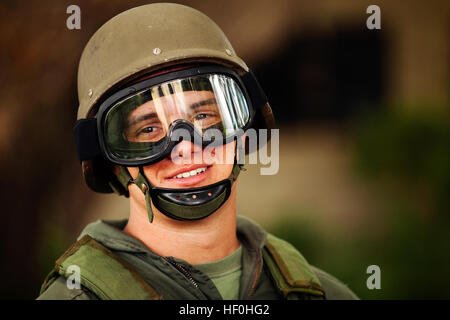 Le Cpl. Alexander Williams, une entrée avec le membre de l'équipe de réaction militaire, police, Marine Corps Base Hawaii, sourit à son chef d'équipe dans la plaisanterie entre chambres de compensation à la zone d'entraînement du Corps des Marines, New York, soufflets, 28 juin 2011. Williams, un policier militaire de Beaumont, Texas, est partie d'un élément de la taille d'escouade de députés qui exercent des fonctions à titre de garantie les membres SRT. Au-delà de leurs tâches régulières, ils sont prêts à répondre à des situations à haut risque qui peuvent survenir sur la base. Flickr - DVIDSHUB - Dégager l'araignée, l'équipe de réaction spéciale Marines coup de pied dans les portes, perfectionnent leurs compétences ( Banque D'Images